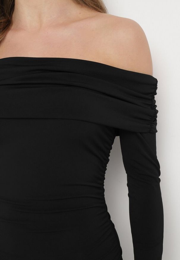 Born2be - Czarna Dopasowana Sukienka Hiszpanka z Marszczeniami Ailisma. Typ kołnierza: dekolt hiszpanka. Kolor: czarny. Styl: elegancki