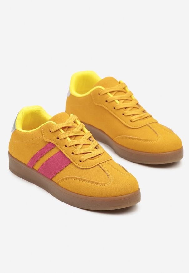 Renee - Pomarańczowe Sneakersy Typu Tenisówki Ozdobione Paskami Amolana. Okazja: na co dzień. Zapięcie: pasek. Kolor: pomarańczowy. Materiał: jeans. Wzór: aplikacja