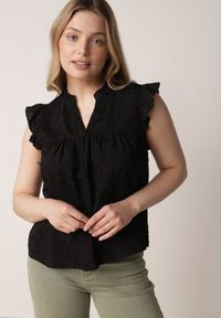 Born2be - Czarna Bawełniana Bluzka z Kwiatowym Haftem i Falbankami Sabrilato. Okazja: na co dzień, do pracy. Typ kołnierza: kołnierz z falbankami. Kolor: czarny. Materiał: bawełna. Wzór: kwiaty, haft. Styl: casual, klasyczny, elegancki #5