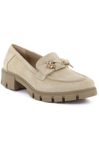 Półbuty damskie zamszowe z ozdobą beżowe M.Daszyński MR23106. Kolor: beżowy. Materiał: zamsz, skóra ekologiczna. Szerokość cholewki: normalna. Wzór: aplikacja #1