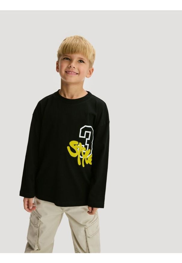 Reserved - Longsleeve z nadrukiem - czarny. Kolor: czarny. Materiał: dzianina, bawełna. Długość rękawa: długi rękaw. Wzór: nadruk