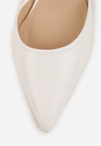 Born2be - Białe Czółenka Vices ze Szpiczastym Noskiem na Obcasie Typu Klepsydra Nusorilis. Okazja: na co dzień. Nosek buta: szpiczasty. Zapięcie: pasek. Kolor: biały. Materiał: jeans. Obcas: na obcasie. Styl: casual, elegancki. Wysokość obcasa: średni #3