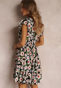 Renee - Czarna Taliowana Sukienka Mini w Kwiaty z Gumką w Talii Teziovi. Kolor: czarny. Materiał: wiskoza. Wzór: kwiaty. Długość: mini