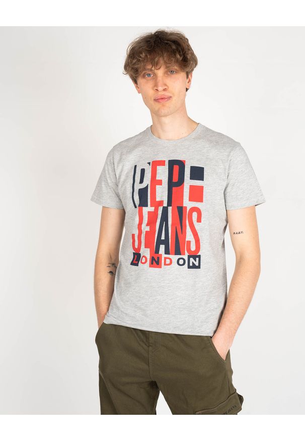 Pepe Jeans T-shirt "Davy" | PM507739 | Davy | Mężczyzna | Szary. Okazja: na co dzień. Kolor: szary. Materiał: bawełna, wiskoza. Wzór: aplikacja, nadruk. Styl: casual