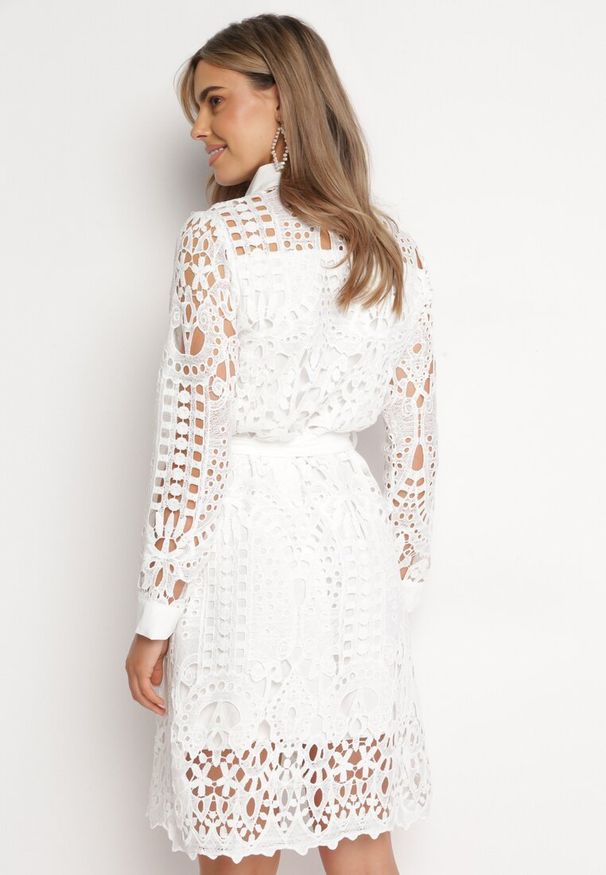 Born2be - Biała Ażurowa Sukienka Koszulowa Mini z Wiązanym Paskiem Jolira. Kolor: biały. Materiał: tkanina, materiał. Wzór: ażurowy. Typ sukienki: koszulowe. Długość: mini