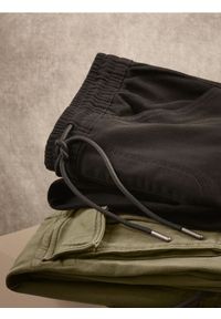 Reserved - Jeansy cargo jogger - zielony. Kolor: zielony