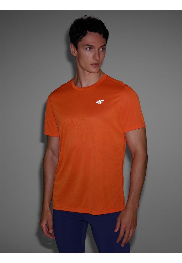 4f - 4F Koszulka do biegania regular szybkoschnąca męska - pomarańczowa S. Kolor: pomarańczowy. Materiał: włókno, dzianina, syntetyk, materiał. Długość rękawa: krótki rękaw. Długość: krótkie. Wzór: gładki, ze splotem. Sport: bieganie, fitness