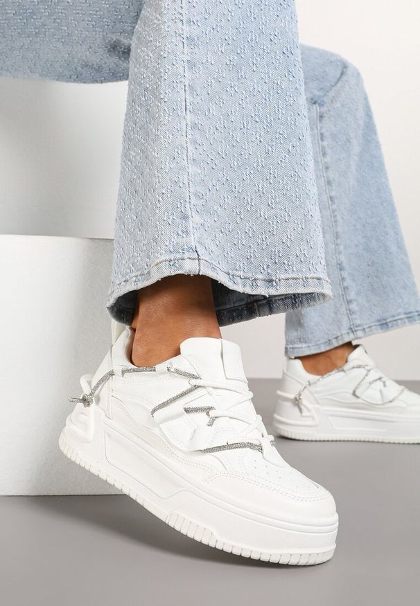 Renee - Białe Sneakersy na Platformie z Paskiem z Cyrkonii Aneolin. Okazja: na co dzień. Zapięcie: pasek. Kolor: biały. Materiał: jedwab. Wzór: aplikacja. Obcas: na platformie