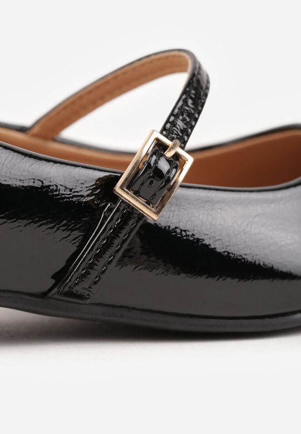 Renee - Czarne Balerinki Lakierowane Vices z Wkładką ze Skóry Naturalnej Ozdobione Paskiem Tikkie. Zapięcie: pasek. Kolor: czarny. Materiał: lakier, skóra. Wzór: aplikacja. Styl: klasyczny