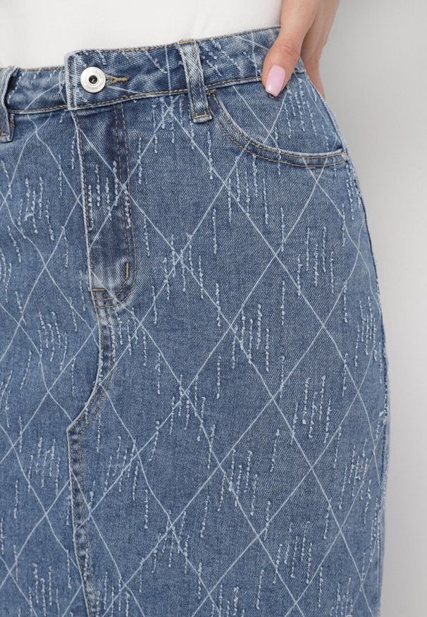Born2be - Niebieska Bawełniana Jeansowa Spódnica z Wysokim Stanem z Przetarciami Arisenna. Okazja: na co dzień. Stan: podwyższony. Kolor: niebieski. Materiał: bawełna, jeans. Styl: elegancki, casual