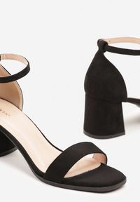 Born2be - Czarne Sandały Vices na Obcasie w Klasycznym Stylu Sarmeira. Okazja: na co dzień. Zapięcie: sprzączka. Kolor: czarny. Materiał: jeans. Wzór: kwiaty. Obcas: na obcasie. Styl: klasyczny. Wysokość obcasa: średni #4