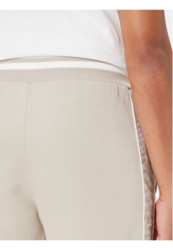 Guess Spodnie dresowe Z5BB18 KB3P2 Beżowy Regular Fit. Kolor: beżowy. Materiał: syntetyk