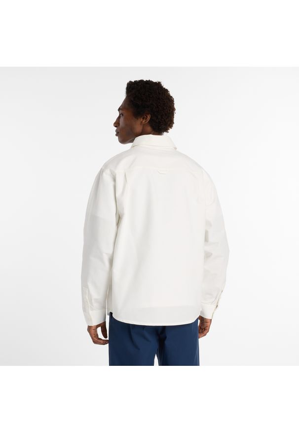 Koszula męska New Balance MT53523RFN – biała. Typ kołnierza: kołnierzyk klasyczny. Kolor: biały. Materiał: poliester, bawełna, materiał. Styl: elegancki, klasyczny
