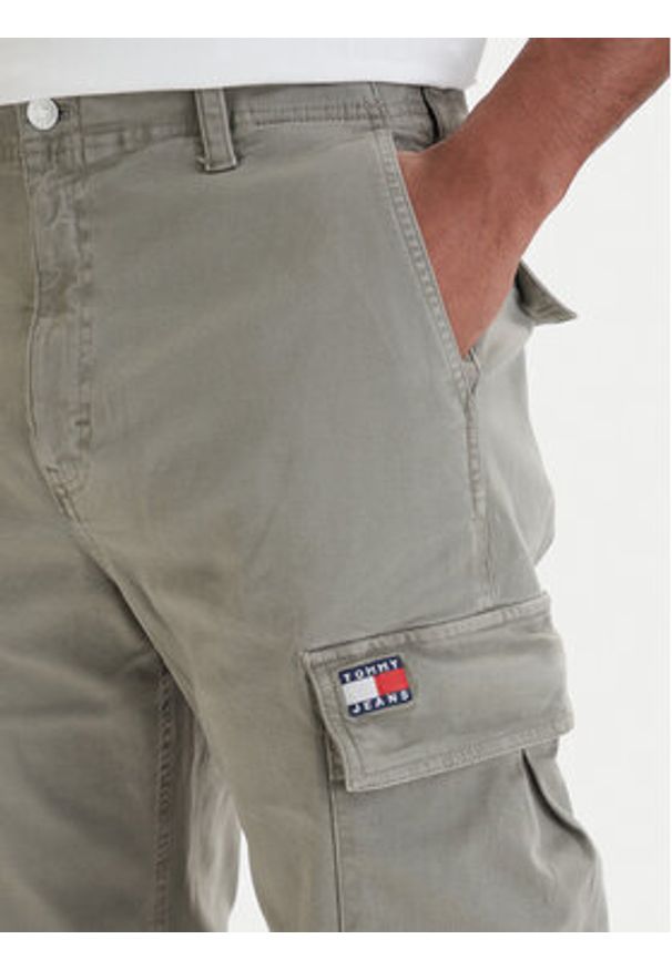 Tommy Jeans Spodnie cargo Otis DM0DM22403 Zielony Regular Fit. Kolor: zielony. Materiał: bawełna