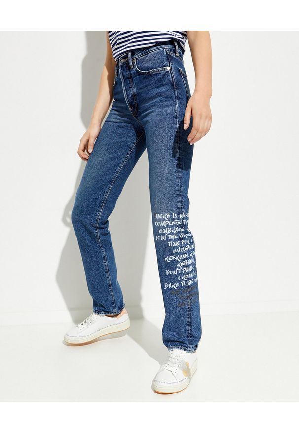 MOA Concept - MOA CONCEPT - Spodnie jeansowe z nadrukiem. Stan: podwyższony. Kolor: niebieski. Wzór: nadruk. Styl: klasyczny