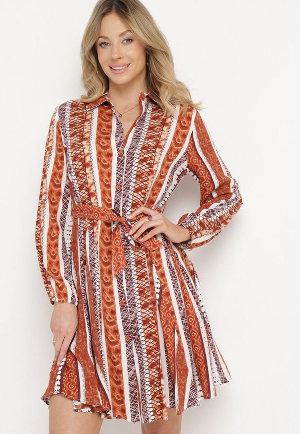 Born2be - Brązowa Sukienka Koszulowa z Wiskozy Rozkloszowana z Materiałowym Paskiem Sigina. Okazja: do pracy. Kolor: brązowy. Materiał: wiskoza, materiał. Długość rękawa: długi rękaw. Typ sukienki: koszulowe