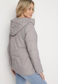 Born2be - Jasnoszara Kurtka z Szerokim Pikowaniem i Kapturem Yasidi. Okazja: na co dzień. Kolor: szary. Materiał: jeans. Styl: casual, elegancki #6