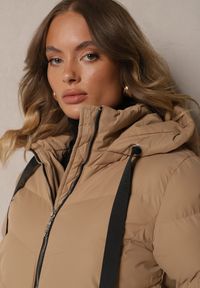 Renee - Beżowa Kurtka z Kapturem i Pikowanymi Przeszyciami Zdobiona Szerokimi Taśmami Etterisa. Okazja: na co dzień. Typ kołnierza: kaptur. Kolor: beżowy. Materiał: jeans. Wzór: aplikacja. Styl: casual #3