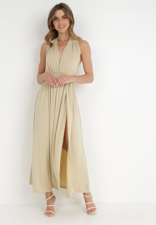 Born2be - Beżowa Sukienka Parthenope. Kolor: beżowy. Długość rękawa: bez rękawów. Typ sukienki: kopertowe. Styl: wizytowy. Długość: maxi