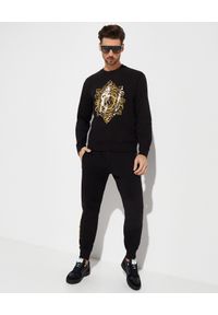 Versace Jeans Couture - VERSACE JEANS COUTURE - Czarna bluza z nadrukiem. Kolor: czarny. Materiał: bawełna. Długość rękawa: długi rękaw. Długość: długie. Wzór: nadruk #3