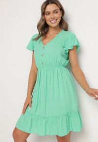 Born2be - Zielona Rozkloszowana Bawełniana Sukienka z Guzikami i Falbanami Natinema. Okazja: na co dzień. Typ kołnierza: dekolt w serek. Kolor: zielony. Materiał: bawełna. Sezon: lato. Styl: casual #2