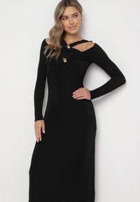 Born2be - Czarna Długa Sukienka z Ozdobnym Dekoltem i Biżuteryjnymi Detalami Nerosha. Kolor: czarny. Długość rękawa: długi rękaw. Styl: klasyczny, elegancki. Długość: maxi #3