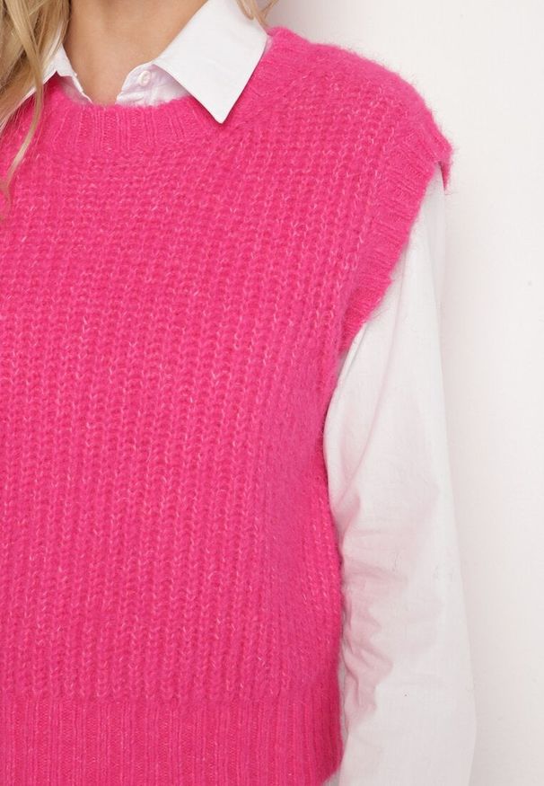 Born2be - Różowa Prążkowana Kamizelka z Wełną w Stylu Sweterka Sintille. Kolor: różowy. Materiał: wełna, prążkowany. Wzór: prążki, aplikacja. Styl: elegancki