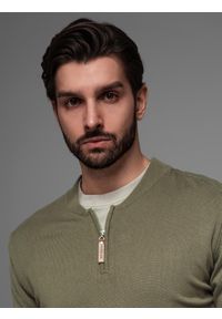 Ombre Clothing - Sweter męski z wiskozą i rozpinanym dekoltem – oliwkowy V1 - Rozmiar: XXL. Typ kołnierza: kołnierzyk stójkowy. Kolor: oliwkowy. Materiał: wiskoza. Wzór: gładki, aplikacja, ze splotem. Styl: elegancki #3