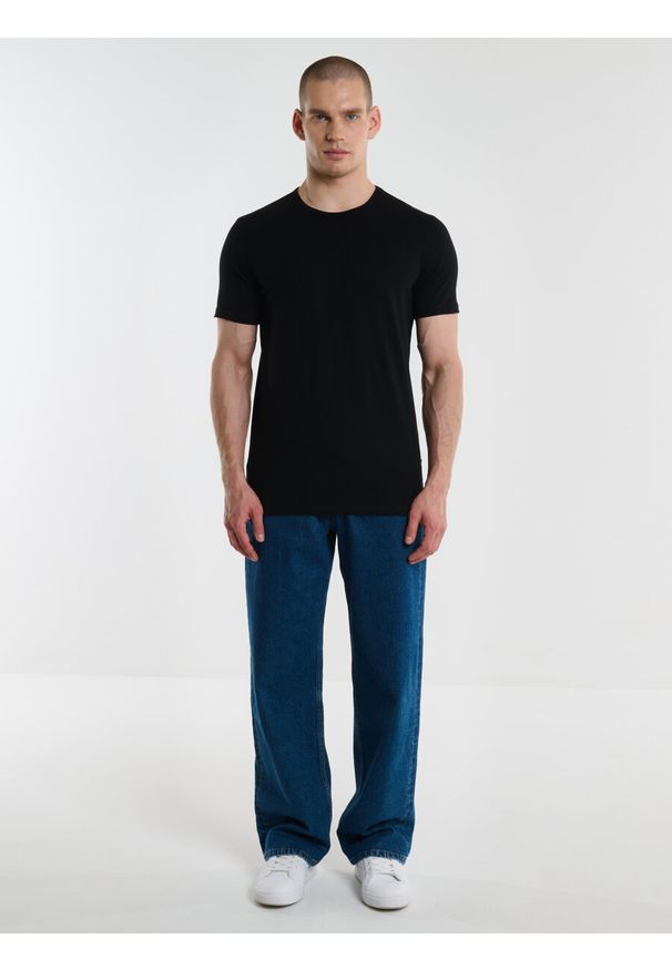 Big-Star - Koszulka męska z krótkim rękawem czarna Classac 906. Kolor: czarny. Materiał: bawełna. Długość rękawa: krótki rękaw. Długość: krótkie. Wzór: gładki. Sezon: zima