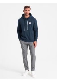 Ombre Clothing - Męska dresowa bluza kangurka z kapturem i naszywką w stylu college – granatowa V2 OM-SSNZ-0144 - XXL. Okazja: na co dzień. Typ kołnierza: kaptur. Kolor: niebieski. Materiał: dresówka. Wzór: aplikacja. Styl: klasyczny, elegancki, sportowy, casual #4