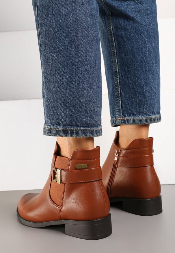 Born2be - Brązowe Płaskie Botki w Stylu Sztybletów z Gumką i Metaliczną Klamrą Zinnadea. Zapięcie: klamry. Kolor: brązowy. Materiał: jeans. Obcas: na obcasie. Styl: elegancki. Wysokość obcasa: niski