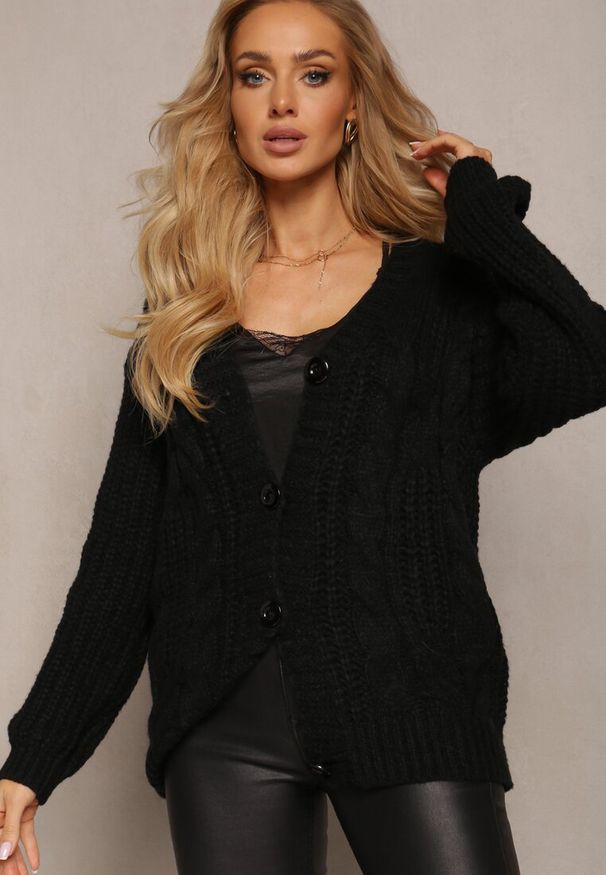 Renee - Czarny Kardigan z Długim Rękawem i Splotem w Warkocze Zapinany na Guziki Relipma. Kolor: czarny. Długość rękawa: długi rękaw. Długość: długie. Wzór: ze splotem. Sezon: zima, jesień. Styl: klasyczny