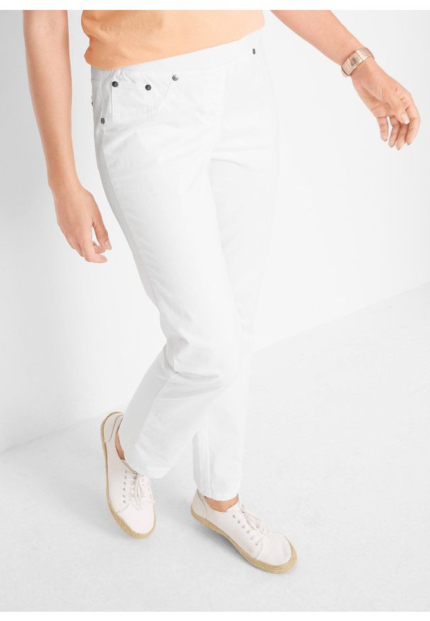 bonprix - Spodnie twillowe z elastycznego materiału z bawełną. Kolor: biały. Materiał: bawełna, materiał. Wzór: prążki