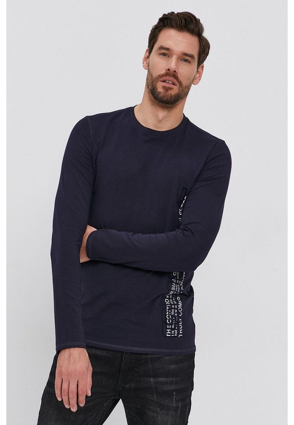 Guess - Longsleeve. Okazja: na co dzień. Kolor: niebieski. Materiał: bawełna, dzianina. Długość rękawa: długi rękaw. Wzór: gładki, aplikacja, nadruk. Styl: casual