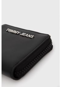Tommy Jeans Portfel damski kolor czarny. Kolor: czarny. Materiał: materiał. Wzór: gładki