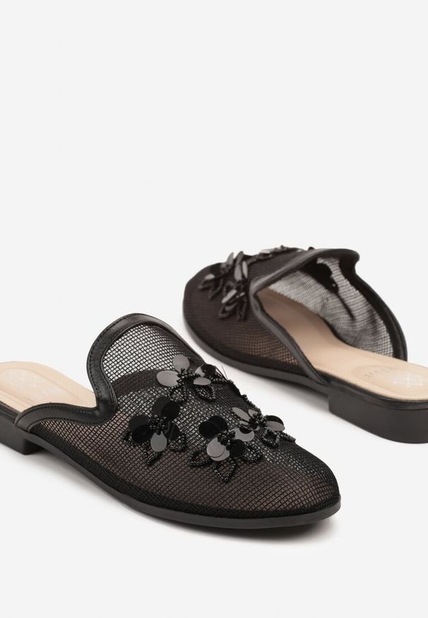 Born2be - Czarne Siateczkowe Klapki Typu Mule z Kwiatami 3D Vilmoi. Okazja: na spacer, na co dzień. Kolor: czarny. Materiał: jeans. Wzór: kwiaty. Sezon: lato. Styl: casual