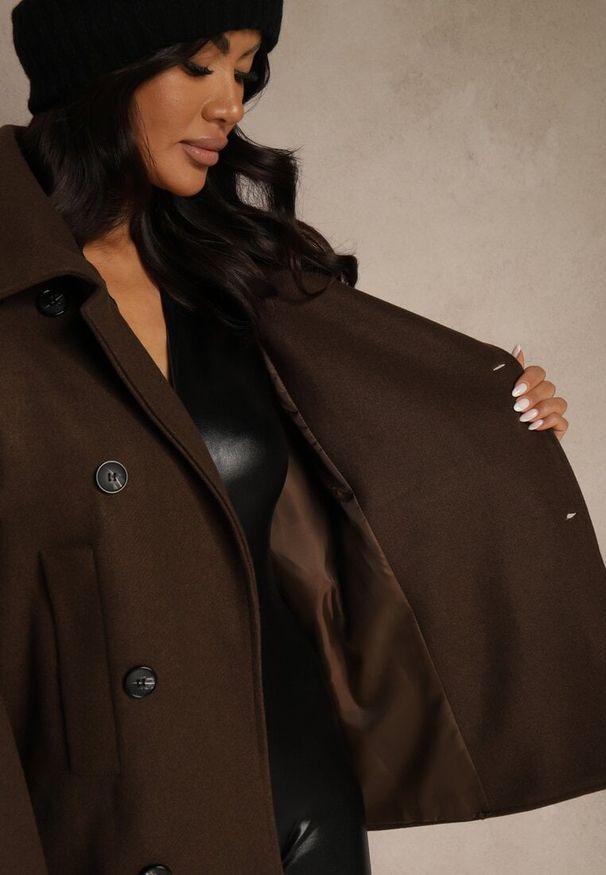 Renee - Brązowy Pudełkowy Krótki Płaszcz z Wiskozą z Wiązanym Paskiem i Kołnierzykiem Tusainea. Kolor: brązowy. Materiał: wiskoza. Długość: krótkie