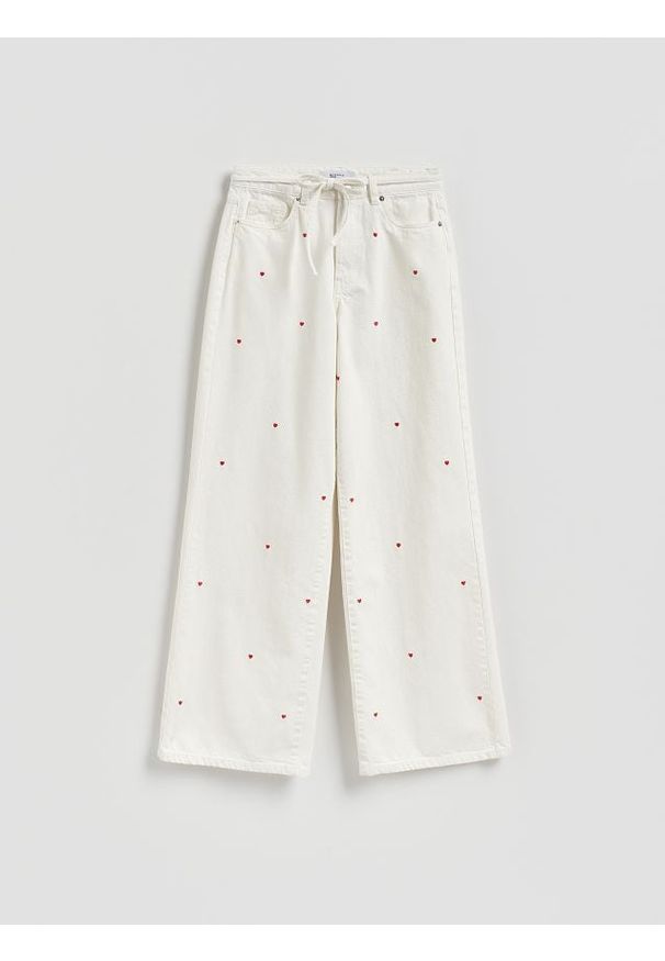 Reserved - Jeansy wide leg z haftem - biały. Kolor: biały. Wzór: haft