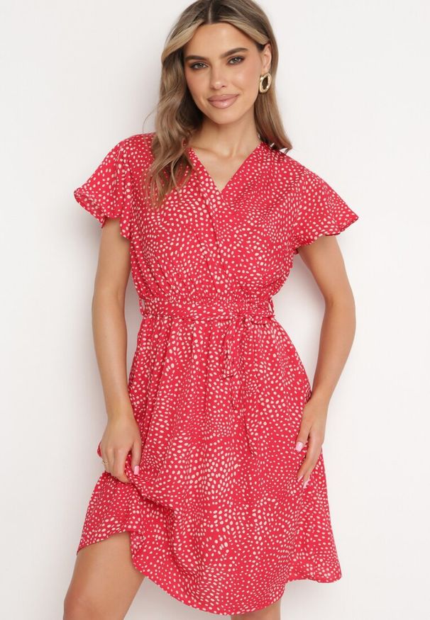 Born2be - Czerwona Sukienka Kepherine. Kolor: czerwony. Materiał: tkanina, materiał. Wzór: kropki. Typ sukienki: kopertowe. Długość: mini