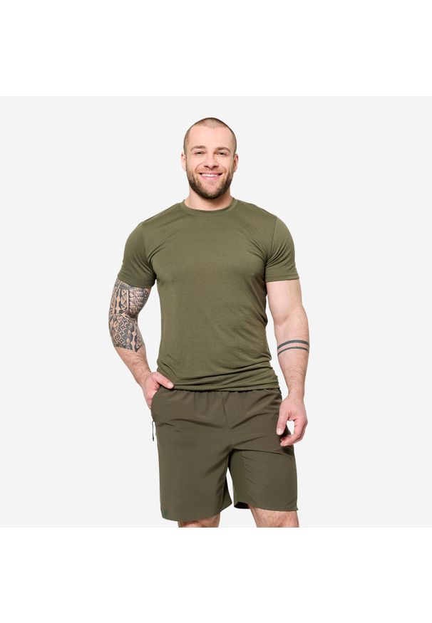 DOMYOS - Koszulka fitness męska Domyos slim krótki rękaw. Kolor: brązowy, zielony, wielokolorowy. Materiał: wiskoza, poliester, materiał. Długość rękawa: krótki rękaw. Długość: krótkie. Sport: fitness