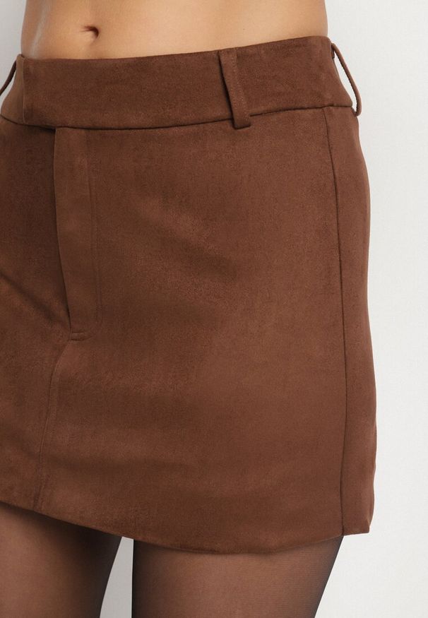 Born2be - Brązowa Spódnica VICES Mini z Imitacji Zamszu Tavite. Okazja: na co dzień. Stan: podwyższony. Kolor: brązowy. Materiał: zamsz. Styl: casual, klasyczny, elegancki