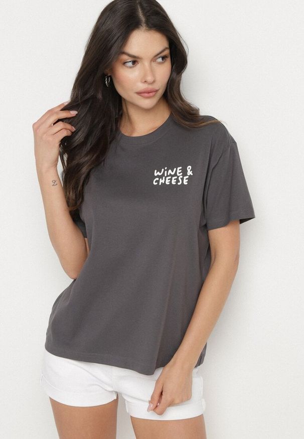 Born2be - Ciemnoszary Bawełniany T-shirt z Ozdobnym Nadrukiem Addlessa. Okazja: na co dzień. Kolor: szary. Materiał: bawełna. Wzór: nadruk. Styl: klasyczny, casual
