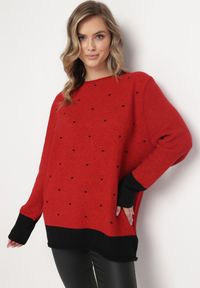 Born2be - Czerwony Luźny Sweter w Kropki Alynnia. Kolor: czerwony. Materiał: tkanina, dzianina. Długość rękawa: długi rękaw. Długość: długie. Wzór: kropki. Styl: klasyczny #1