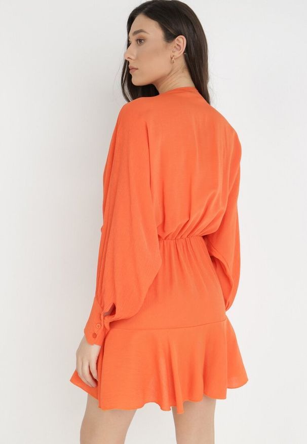Born2be - Pomarańczowa Sukienka Appobe. Okazja: na imprezę. Typ kołnierza: dekolt w serek. Kolor: pomarańczowy. Materiał: tkanina, wiskoza. Wzór: aplikacja. Typ sukienki: kopertowe. Długość: mini