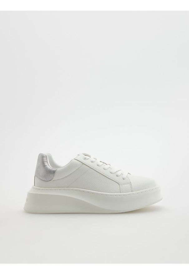 Reserved - Sneakersy na grubej podeszwie - biały. Kolor: biały. Materiał: skóra