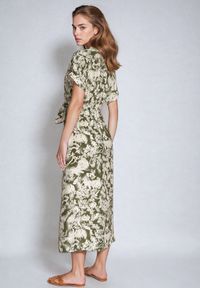 Born2be - Zielono-Beżowa Taliowana Sukienka z Gumką w Pasie Zapinana na Guziki Nasica. Okazja: na co dzień. Kolor: zielony. Materiał: materiał, wiskoza, jeans. Długość rękawa: krótki rękaw. Typ sukienki: proste. Styl: klasyczny, casual, elegancki #6