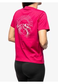 Koszulka z nadrukiem damska Inov-8 Graphic Tee SS Skiddaw. Kolor: różowy. Wzór: nadruk