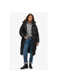 Damska długa kurtka z kapturem Superdry. Typ kołnierza: kaptur. Kolor: czarny. Materiał: puch. Długość rękawa: długi rękaw. Długość: długie. Sezon: zima #2