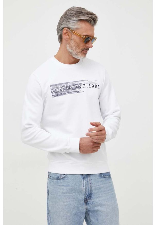 Guess bluza męska kolor biały z aplikacją. Kolor: biały. Wzór: aplikacja. Styl: klasyczny