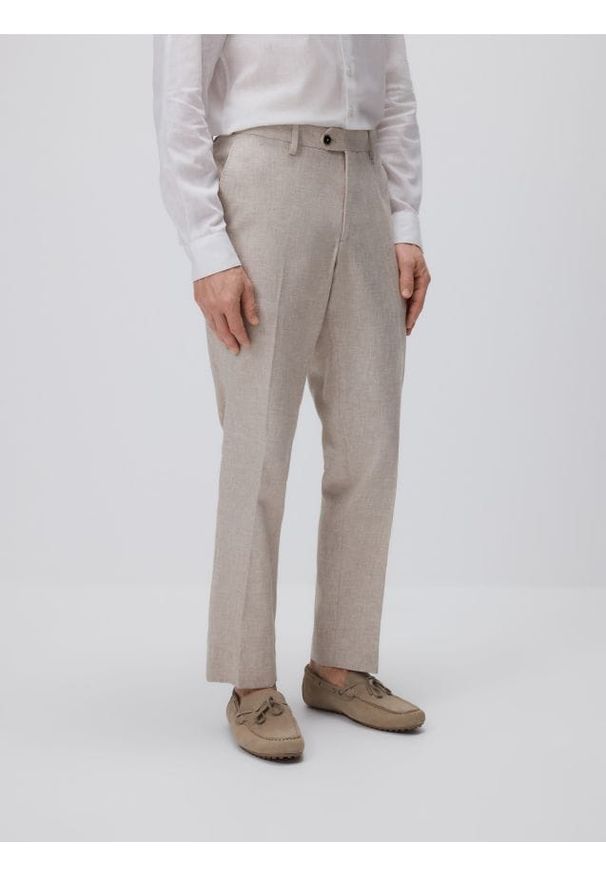 Reserved - Spodnie regular fit z lnem - beżowy. Kolor: beżowy. Materiał: len